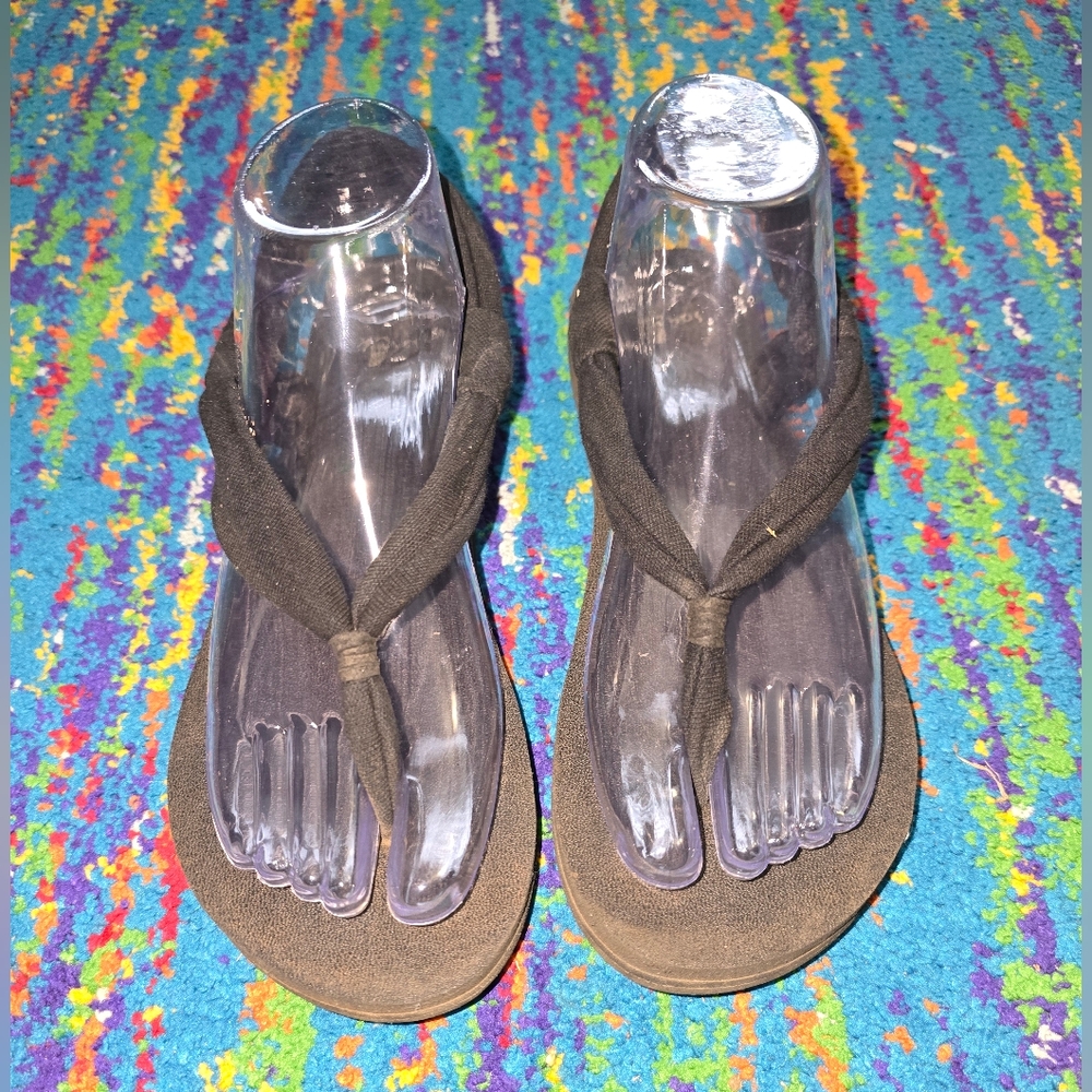 Sanuk Women's Black Sandals Size 8. Stretchy Strappy‎ Yoga Mat